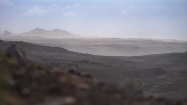 Volkanik manzara, Fimmvorduhals 'ın yürüyüş yolu üzerindeki kül fırtınası sırasında. İzlanda. Saniyede 30 metreye kadar. 