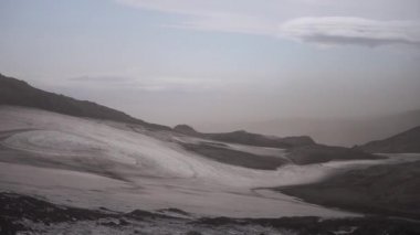 Gün batımında, İzlanda 'da, Fimmvorduhals yolunda buzul manzarası