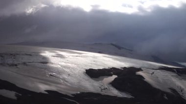 Gün batımında, İzlanda 'da, Fimmvorduhals yolunda buzul manzarası