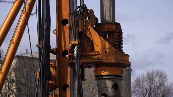 Bohrmaschine bei der Arbeit mit Himmelshintergrund. Nahaufnahme — Stockvideo