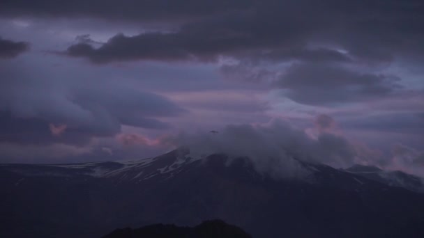 Горная вершина со снегом и облаками во время яркого и красочного заката — стоковое видео