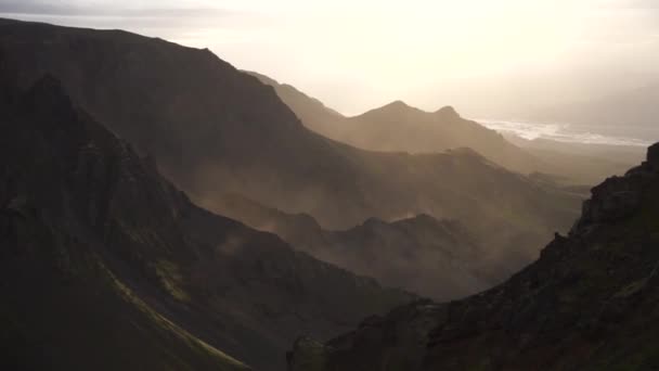 Canyon e montagna picco durante ah tempesta e drammatico, tramonto colorato sul sentiero Fimmvorduhals Escursioni vicino a Thorsmork — Video Stock