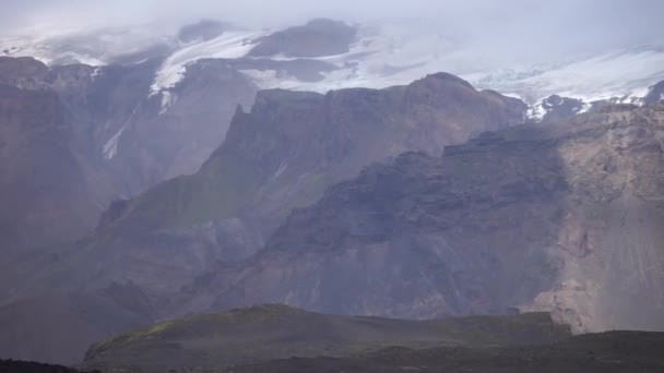 Hermoso paisaje con glaciar en el sendero de Fimmvorduhals del día soleado de verano, Islandia — Vídeo de stock