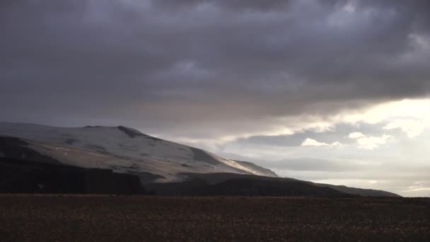 Gyönyörű táj gleccserrel a Fimmvorduhals ösvényen naplementekor, Izlandon — Stock videók