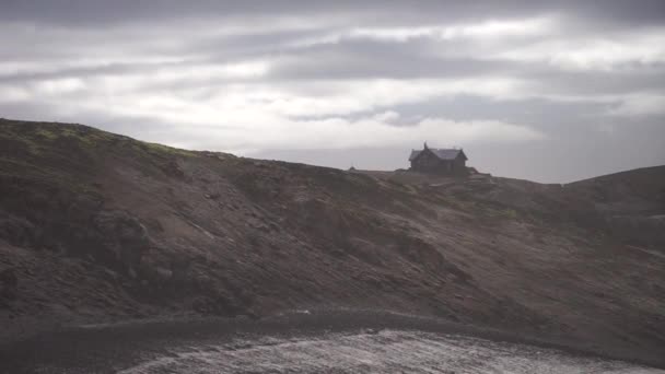 Cabaña Islandesa en el paisaje volcánico con una vista espectacular de la ruta de senderismo Fimmvorduhals. Islandia — Vídeo de stock