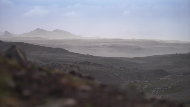 Vulkaniska landskap under askstorm på Fimmvorduhals vandringsled. Island. Upp till 30 miter per sekund — Stockvideo