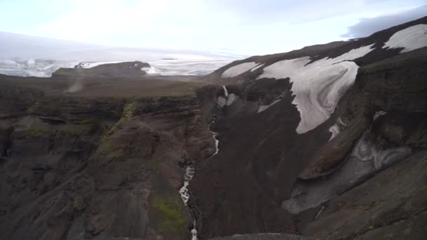 Piękny krajobraz z lodowcem na trasie Fimmvorduhals letni słoneczny dzień, Islandia — Wideo stockowe