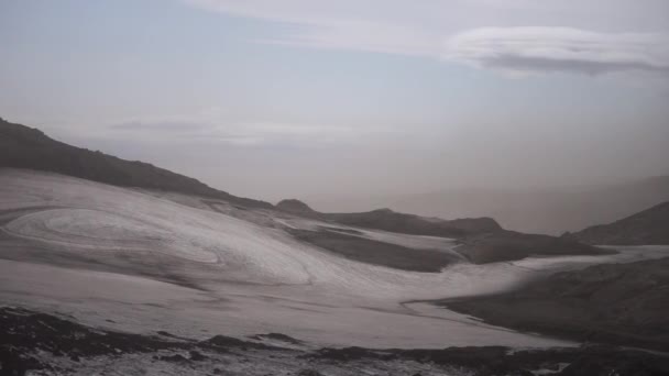 Hermoso paisaje con glaciar en el sendero Fimmvorduhals durante la puesta del sol, Islandia — Vídeo de stock