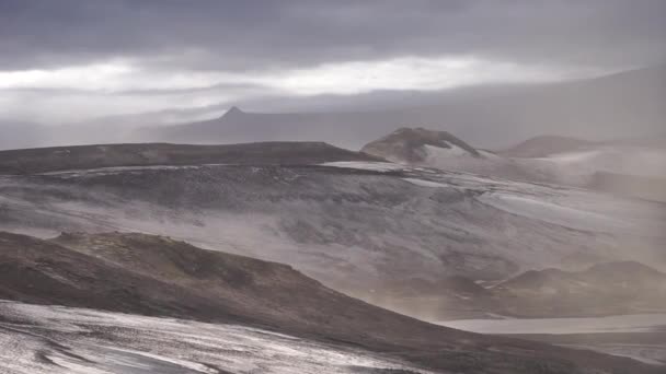 Paisaje volcánico durante la tormenta de cenizas en la ruta de senderismo Fimmvorduhals. Islandia. Hasta 30 mitras por segundo — Vídeos de Stock