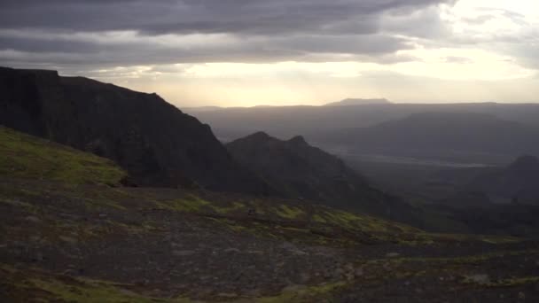 Φαράγγι και βουνοκορφή κατά τη διάρκεια δραματική και πολύχρωμο ηλιοβασίλεμα στο Fimmvorduhals Πεζοπορία μονοπάτι κοντά Thorsmork — Αρχείο Βίντεο