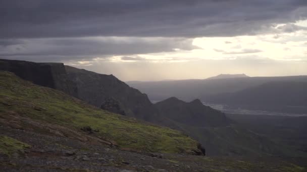 Schlucht und Berggipfel während des dramatischen und farbenfrohen Sonnenuntergangs auf dem Fimmvorduhals-Wanderweg bei Thorsmork — Stockvideo