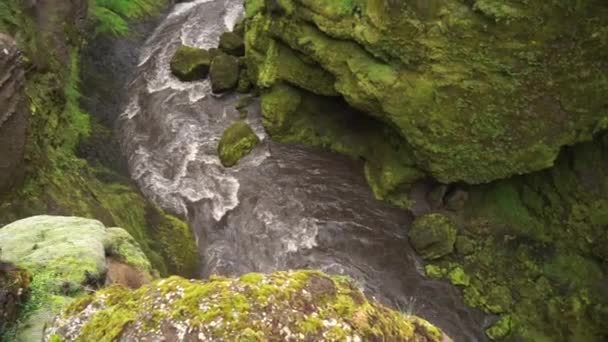 Movimiento lento del río en el cañón verde en Islandia . — Vídeo de stock