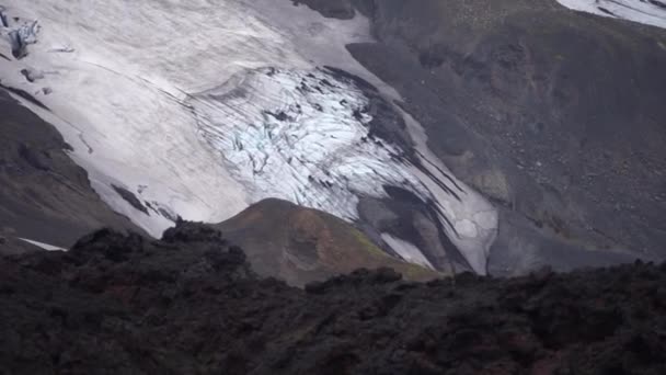 Чудовий краєвид з льодовиком на стежці Fimmvorduhals літній сонячний день, Ісландія — стокове відео