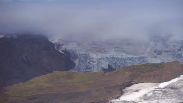 Vackert landskap med glaciär på Fimmvorduhals-leden under solnedgången, Island — Stockvideo