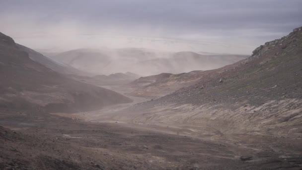 Krajobraz wulkaniczny podczas burzy popiołowej na szlaku turystycznym Fimmvorduhals. Islandia. Do 30 mitrów na sekundę — Wideo stockowe