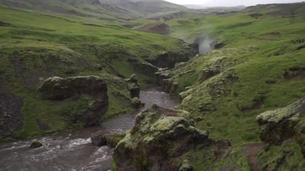 Movimiento lento del río en el cañón verde en Islandia . — Vídeos de Stock