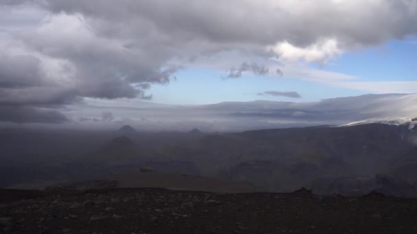 토르 스모크에서 가까운 거리를 걷고 있는 위풍당당 한 산봉우리와 구름 — 비디오