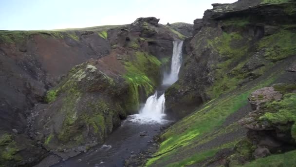Mooie gladde waterval in IJsland op het wandelpad Fimmvorduhals in slow motion 's avonds — Stockvideo