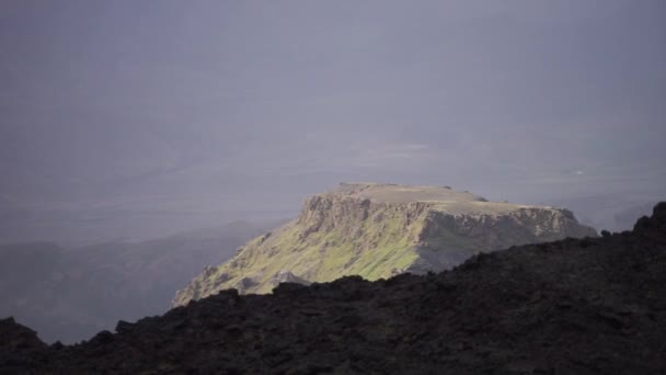 Horský vrchol s mraky a laugavegur Turistická stezka v blízkosti Thorsmorku — Stock video