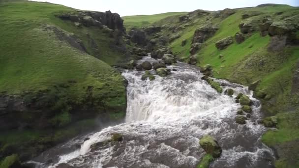 Langzame beweging van de rivier in de groene canyon in IJsland. — Stockvideo