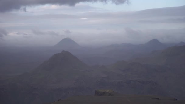 Horský vrchol s mraky a laugavegur Turistická stezka v blízkosti Thorsmorku — Stock video