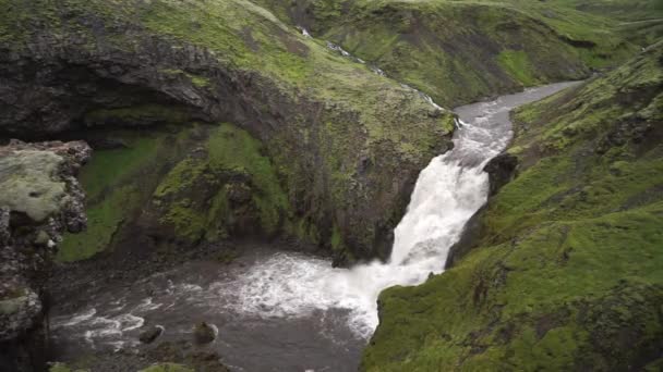 Mooie gladde waterval in IJsland op het wandelpad Fimmvorduhals in slow motion 's avonds — Stockvideo