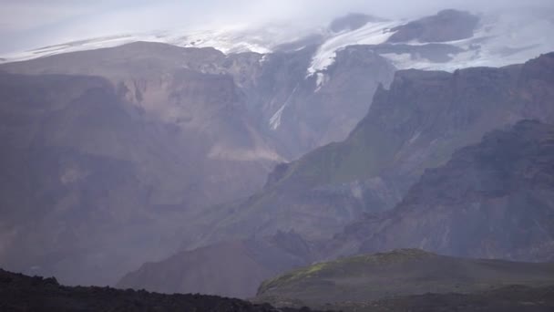 Prachtig landschap met gletsjer op de Fimmvorduhals route van zomerzonnige dag, IJsland — Stockvideo