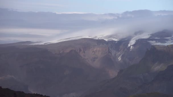 Prachtig landschap met gletsjer op de Fimmvorduhals route van zomerzonnige dag, IJsland — Stockvideo