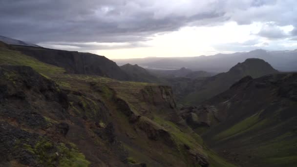 Cañón y pico de la montaña durante el dramático y colorido atardecer en el sendero Fimmvorduhals Hiking cerca de Thorsmork — Vídeos de Stock
