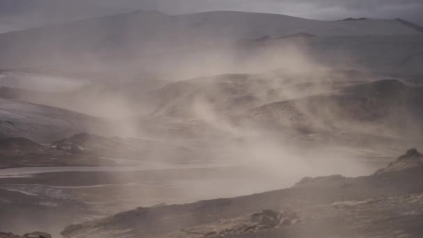 Paisaje volcánico durante la tormenta de cenizas en la ruta de senderismo Fimmvorduhals. Islandia. Hasta 30 mitras por segundo — Vídeo de stock