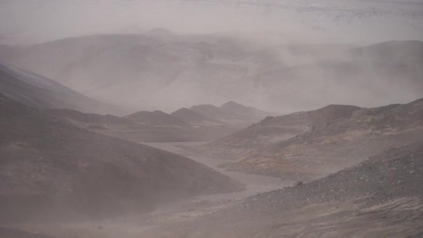 Volkanik manzara, Fimmvorduhals 'ın yürüyüş yolu üzerindeki kül fırtınası sırasında. İzlanda. Saniyede 30 metreye kadar. — Stok video