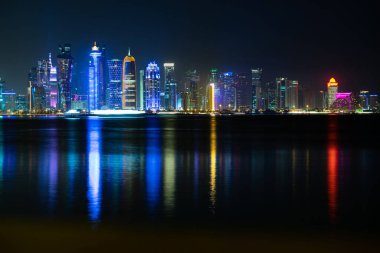 Gece Doha 'nın canlı Skyline' ı Başkent körfezinin karşı tarafından gece görüldüğü gibi