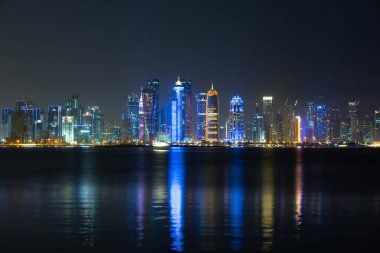 Gece Doha 'nın canlı Skyline' ı Başkent körfezinin karşı tarafından gece görüldüğü gibi