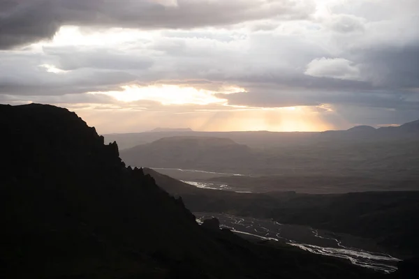 Canyon en Mountain piek tijdens dramatische en kleurrijke zonsondergang op de Fimmvorduhals Wandelweg bij Thorsmork — Stockfoto