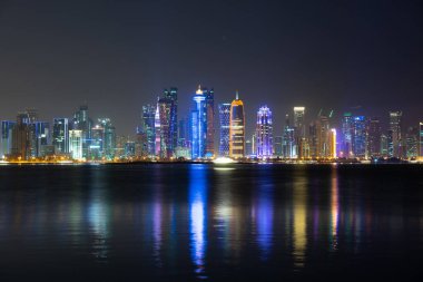 Gece Doha 'nın canlı Skyline' ı Başkent körfezinin karşı tarafından gece görüldüğü gibi