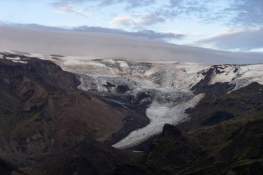 Gün batımında, İzlanda 'da, Fimmvorduhals yolunda buzul manzarası