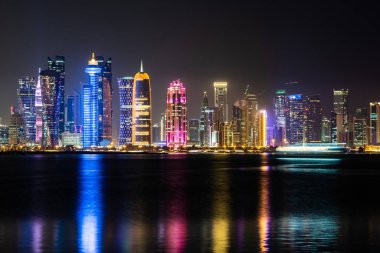 Gece Doha 'nın canlı Skyline' ı Başkent körfezinin karşı tarafından gece görüldüğü gibi
