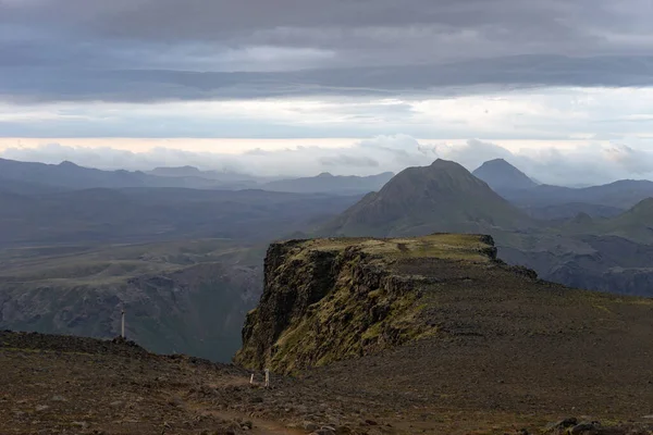 Pico de montaña con y nubes en el laugavegur Sendero de senderismo cerca de Thorsmork — Foto de Stock