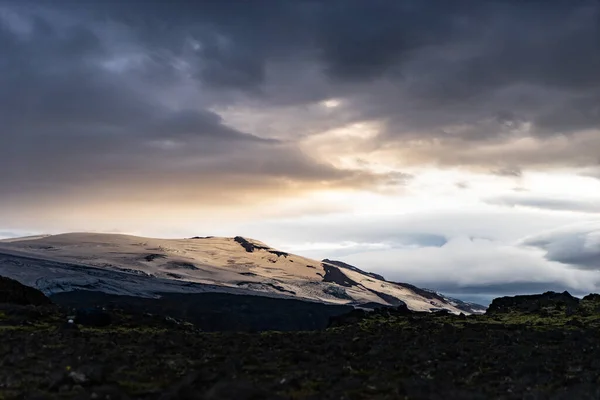 Bela paisagem com glaciar na trilha Fimmvorduhals durante o pôr do sol, Islândia — Fotografia de Stock