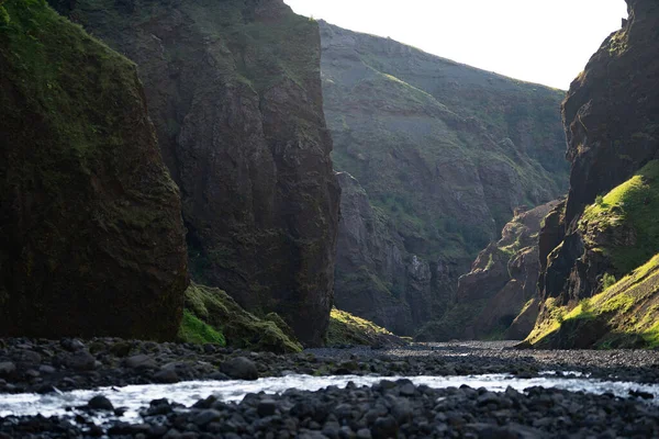 Kanion Stakkholtsgja z rzeką w Islandii w pobliżu Posmork — Zdjęcie stockowe