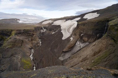Buzullu güzel manzara Fimmvorduhals yolu yaz güneşli günü, İzlanda