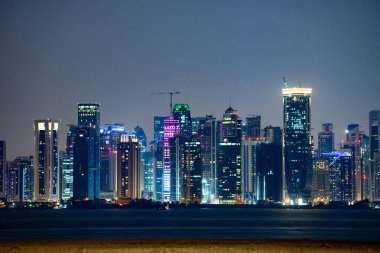 Gece Doha 'nın canlı Skyline' ı Başkent Körfezi günbatımının karşı tarafından görüldüğü gibi.