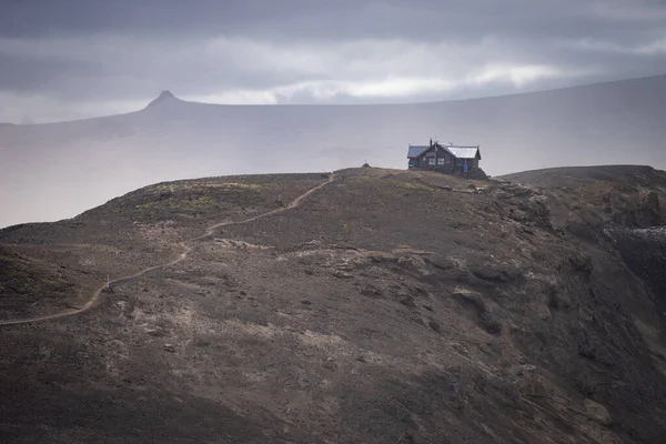 Cabane islandaise sur le paysage volcanique avec vue spectaculaire sur le sentier de randonnée Fimmvorduhals. Islande — Photo