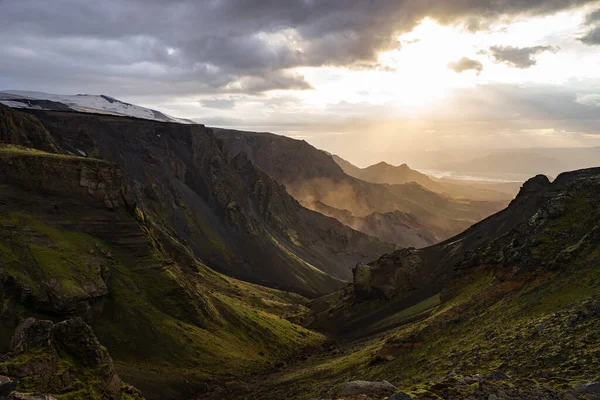 Schlucht und Berggipfel während des dramatischen und farbenfrohen Sonnenuntergangs auf dem Fimmvorduhals-Wanderweg bei Thorsmork — Stockfoto