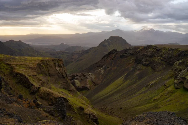 Cañón verde y montaña durante el dramático y colorido atardecer en el sendero Fimmvorduhals Hiking cerca de Thorsmork — Foto de Stock