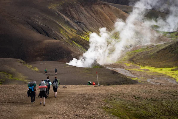 Sierpień 2019. Dolina Landmannalaugar. Islandia. Wielu turystów odwiedzających Kolorowe góry na szlaku turystycznym Laugavegur. Połączenie warstw wielobarwnych skał, minerałów, trawy i mchu — Zdjęcie stockowe