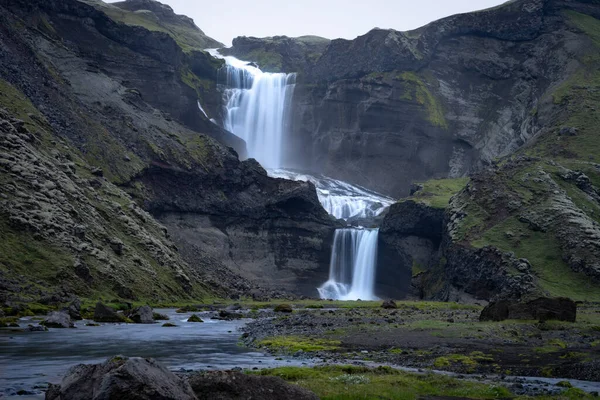 Dwuwarstwowej wodospad Ofaerufoss w kanionie Eldgja, w środkowej Islandii — Zdjęcie stockowe