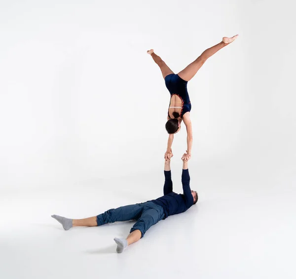 Akrobaten-Duo zeigt Hand-in-Hand-Trick, isoliert auf weiß — Stockfoto