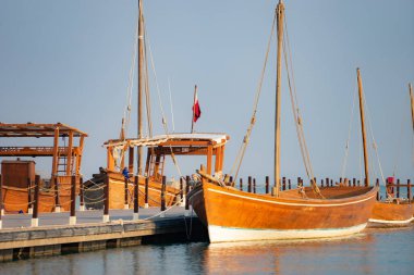 Geleneksel balıkçı teknesi Sakin mavi suyla rıhtıma yanaştı