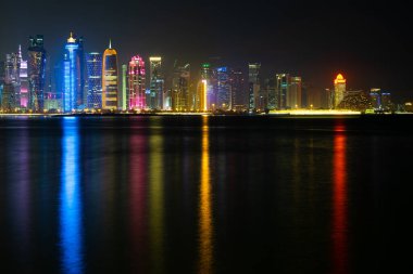 Gece Doha 'nın canlı Skyline' ı Başkent körfezinin karşı tarafından gece görüldüğü gibi